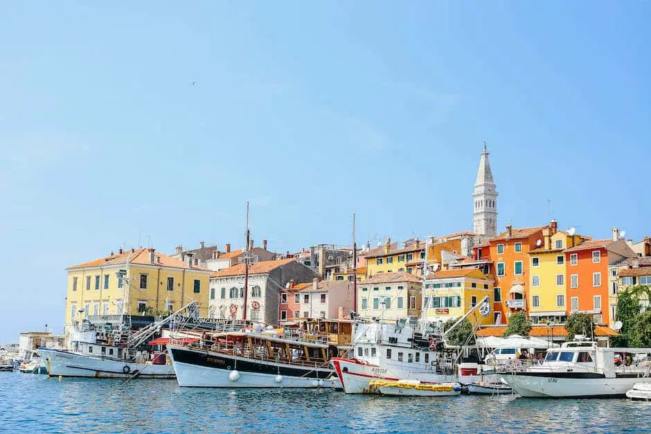 Community Characteristics of Genoa: A Detailed Analysis